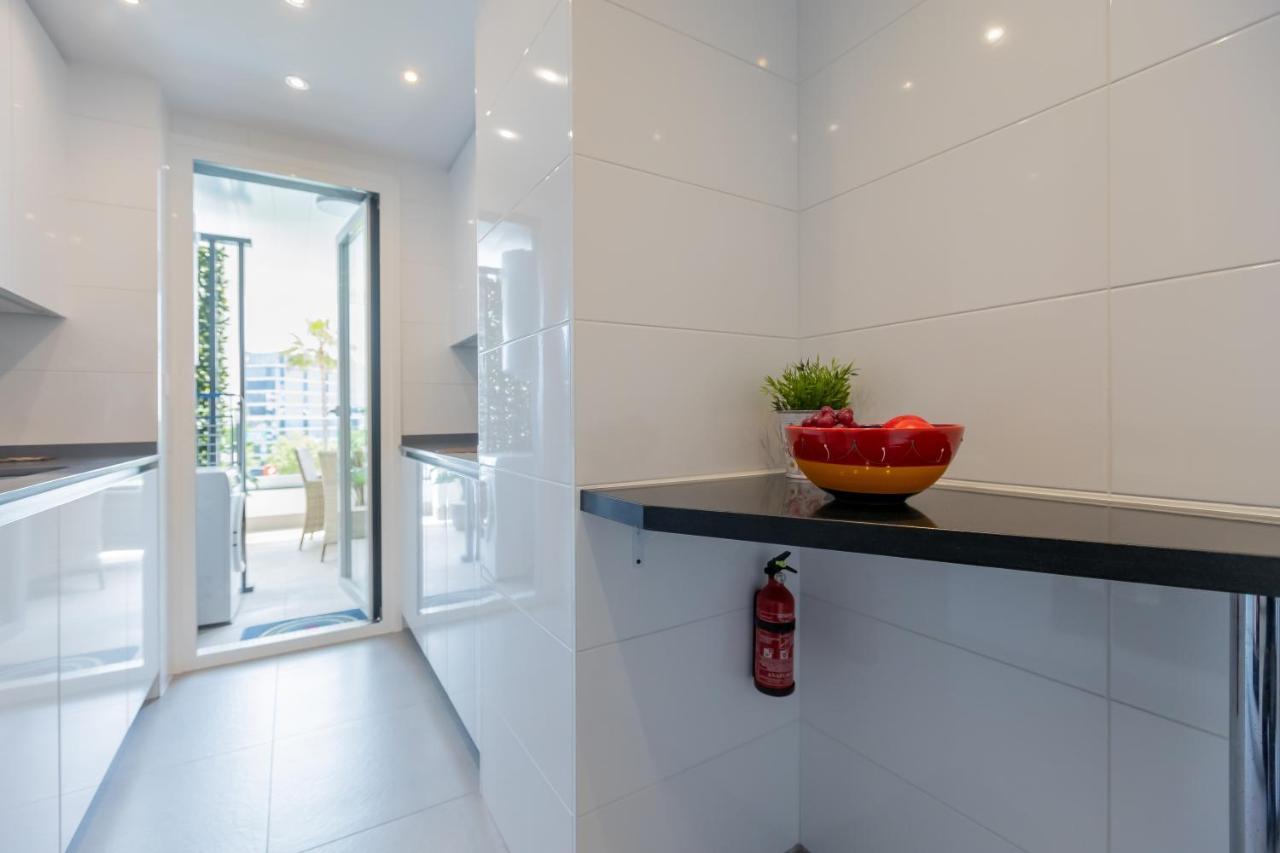Marbella Luxury Brand New 2-Bedroom Apartment, 3 Min Walk To The Beach! 외부 사진